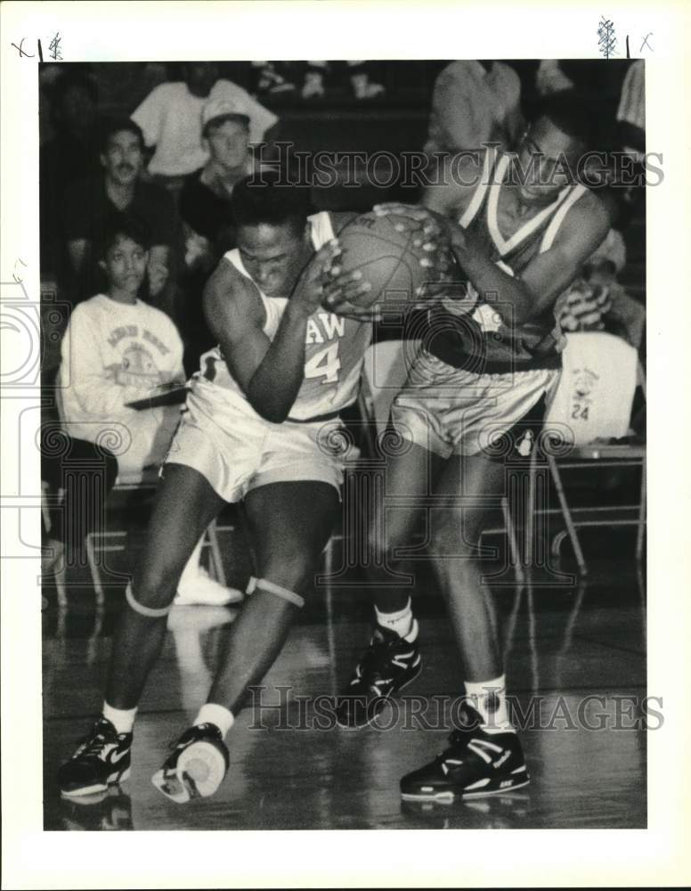 1990 Press Photo Basketball - Douglas Taylor and Shawn White fight for the ball- Historic Images