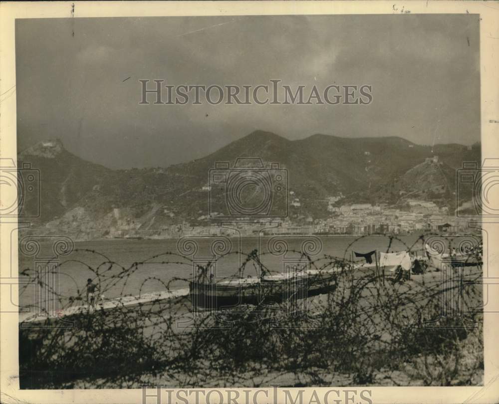 1948 Press Photo Abandoned barbed wire on the beach in Salerno, Italy