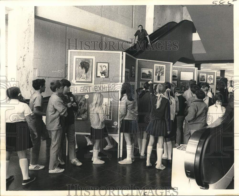 1971 Press Photo Visitors at Youth Art Exhibit at Times-Picayune Building- Historic Images