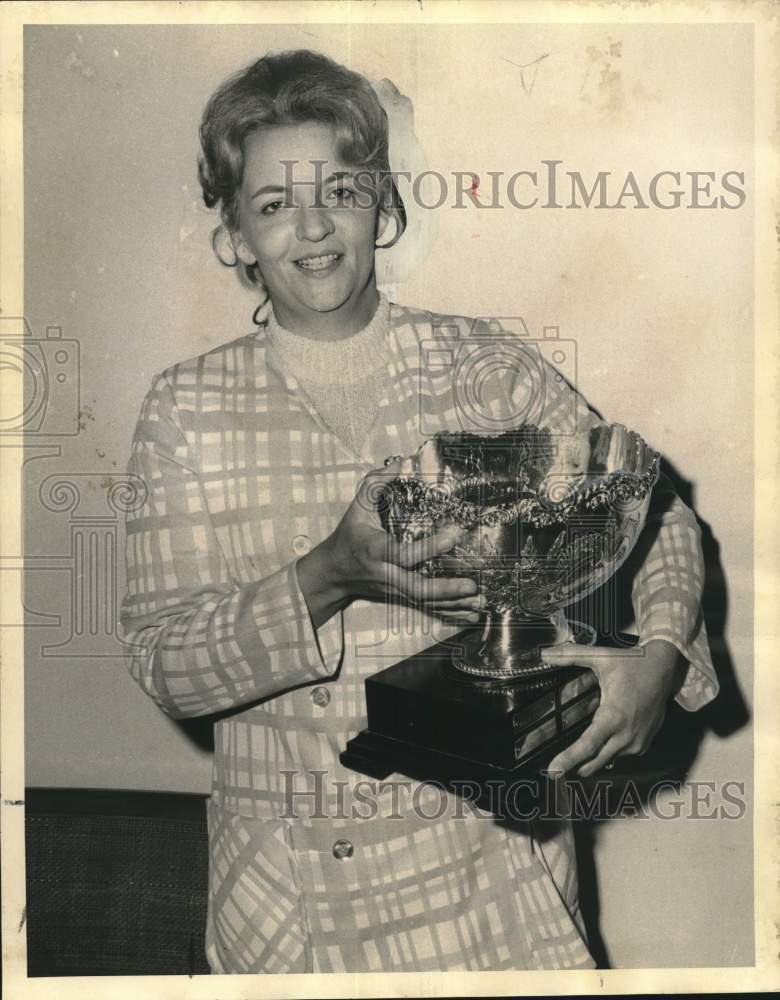 1972 Press Photo Mrs. Ray Talley wins Ladies Country Club Golf championship.- Historic Images