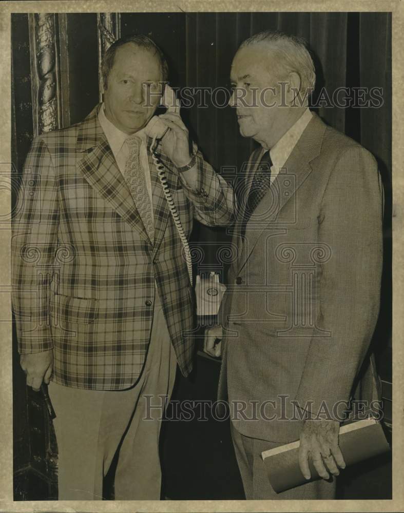 1974 Press Photo Cedric Tallis of New Orleans baseball group with Dick O&#39;Connell- Historic Images