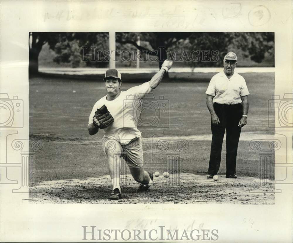 1977 Press Photo Baseball umpire Tom Taquino follows Ned Chiro&#39;s pitch- Historic Images