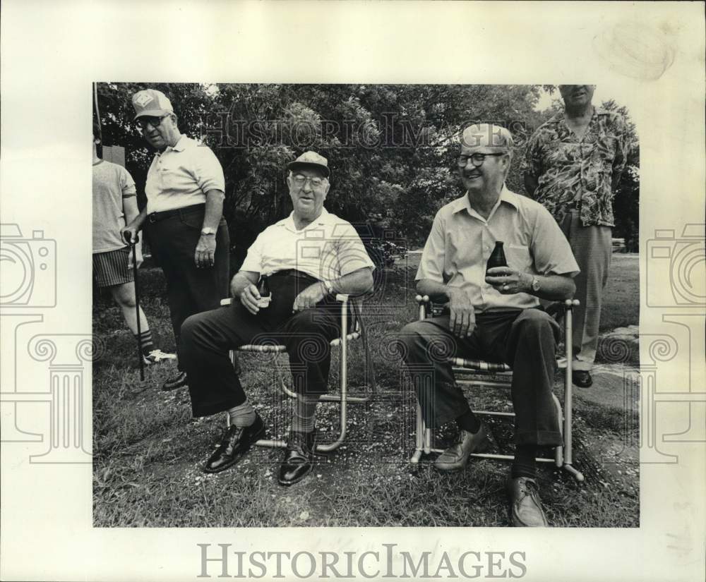 1977 Press Photo Former baseball players Tom Taquino and Joe Scholl drink beer- Historic Images