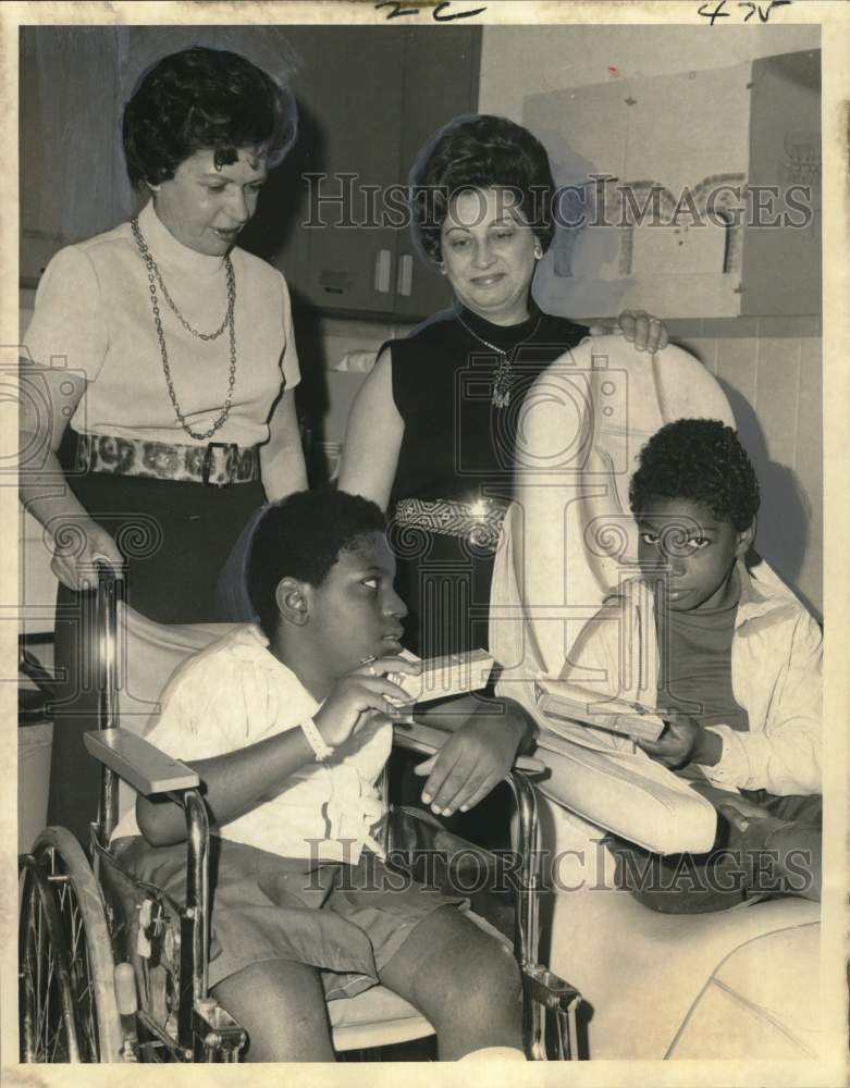 1973 Press Photo Crippled ChildrenÃ¢â‚¬s Hospital Patients Given Dental Kits- Historic Images