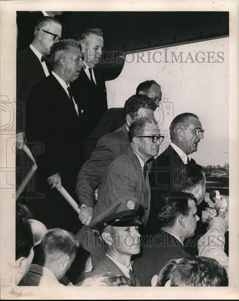 Load image into Gallery viewer, 1965 Press Photo Lyndon B. Johnson shown surrounded by officials - nod05805
