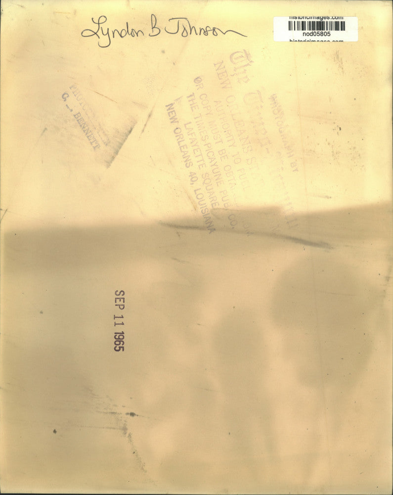 1965 Press Photo Lyndon B. Johnson shown surrounded by officials - nod05805