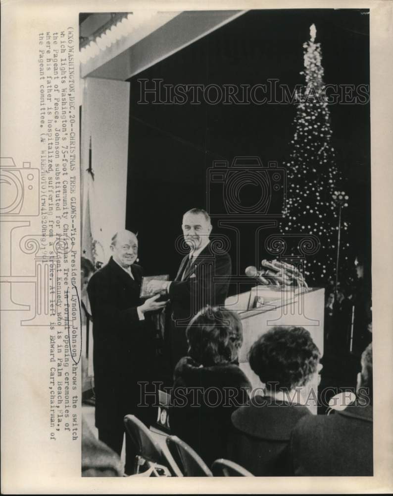 1961 Press Photo President Lyndon Johnson Lights Washington Christmas Tree- Historic Images