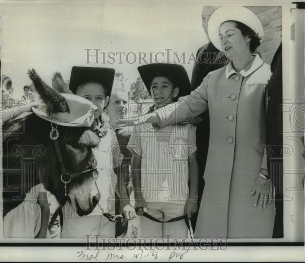 1966 Press Photo Mrs. Lyndon Ladybird Johnson Pets Donkey at Boys Town, Nebraska- Historic Images