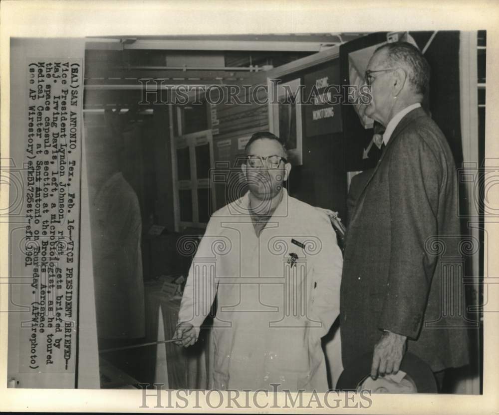 1961 Press Photo VP Lyndon Johnson briefed at Brooks Aerospace Medical Center- Historic Images