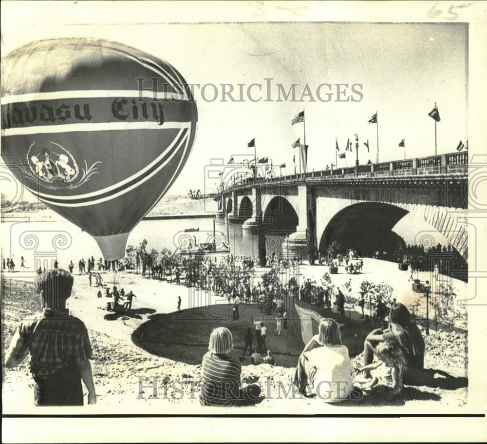 1971 Press Photo Visitors during opening of London Bridge in Lake Havasau City- Historic Images