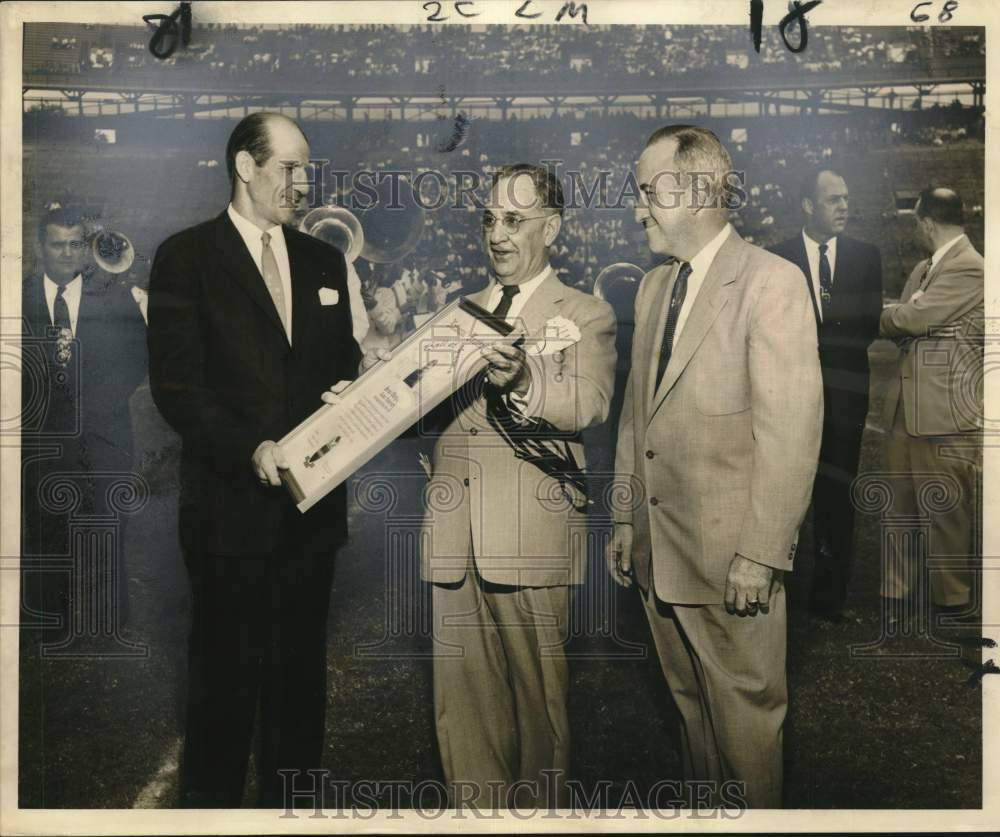 1954 Press Photo Jerry Dalrymple receives Football Hall of Fame in Tulane- Historic Images