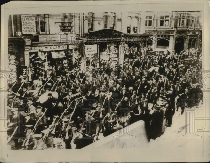 Load image into Gallery viewer, Press Photo World War I troops march down the street - nod08513
