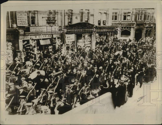 Press Photo World War I troops march down the street - nod08513