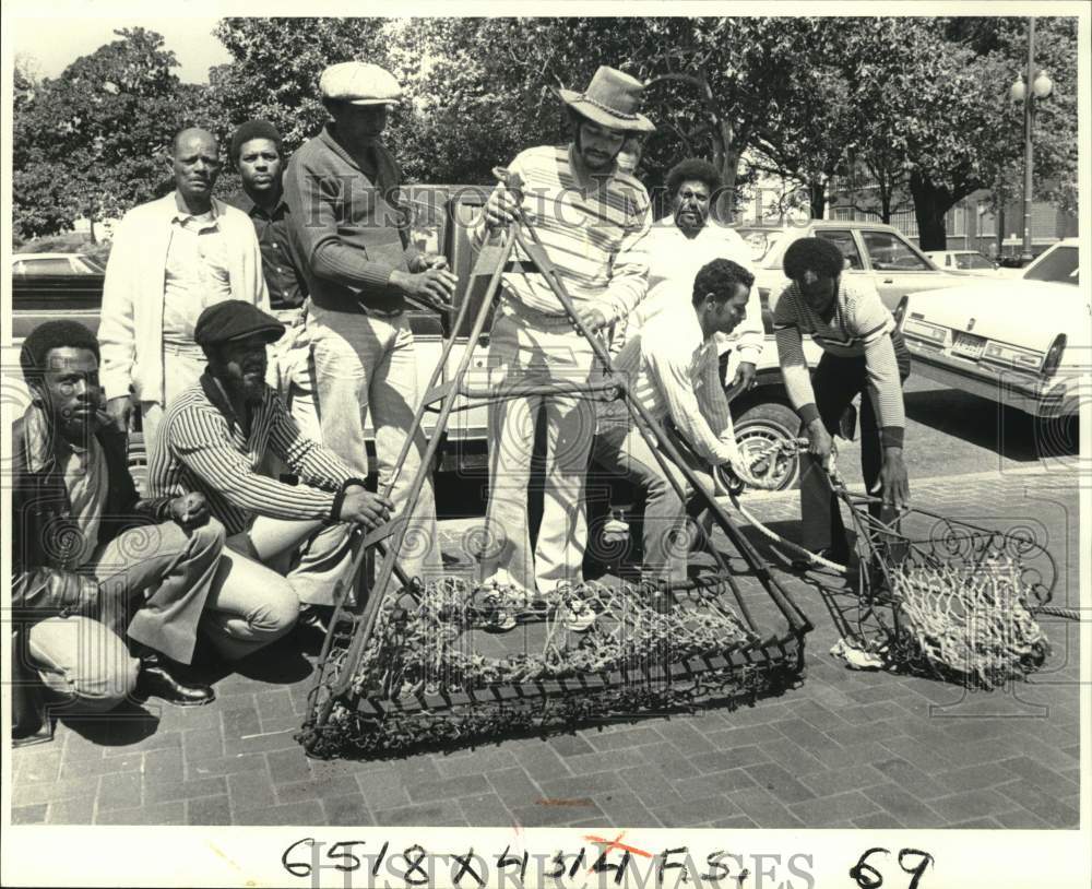 1980 Press Photo Plaquemines Parish Oystermen show legal &amp; illegal dredges- Historic Images