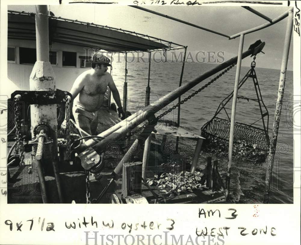 1980 Press Photo Oysterman Maro Hihar pulls catch from reef in Barataria Bay- Historic Images