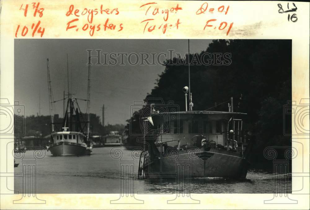 1984 Press Photo Oyster lugger chugs down Bayou Laloutre followed by shrimp boat