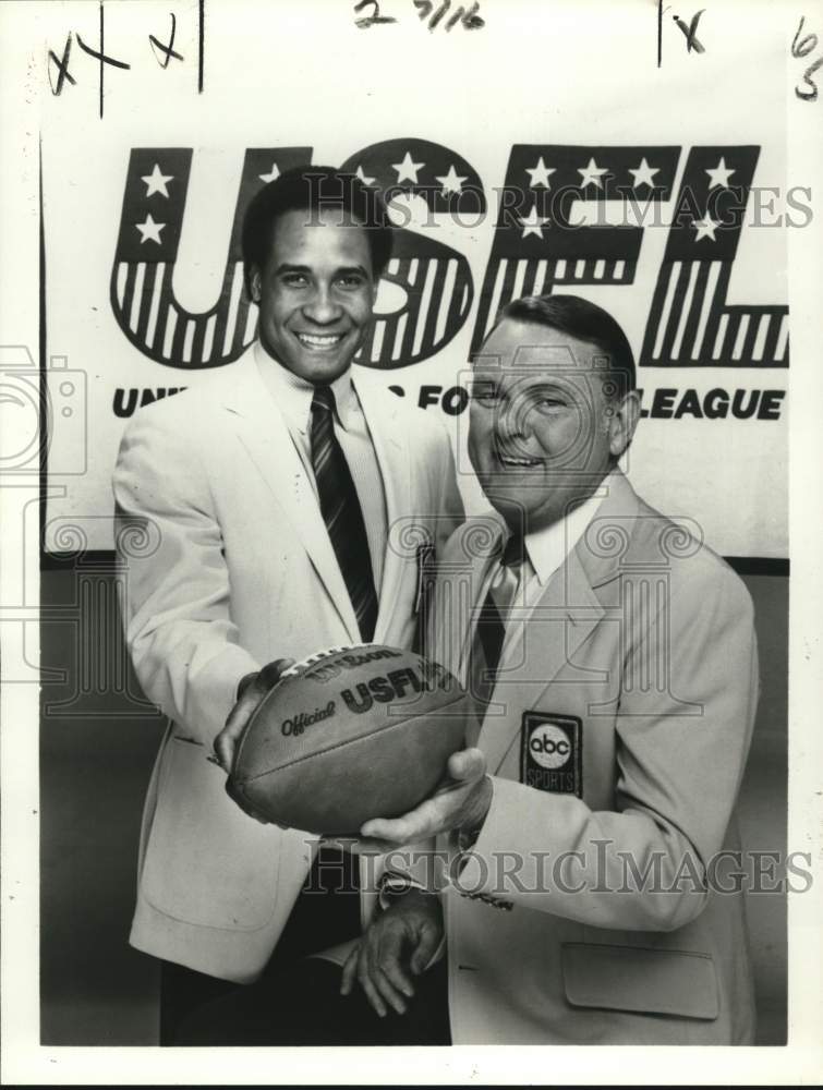 1983 Press Photo Keith Jackson and Lynn Swann in ABC Sports&#39; Football League- Historic Images