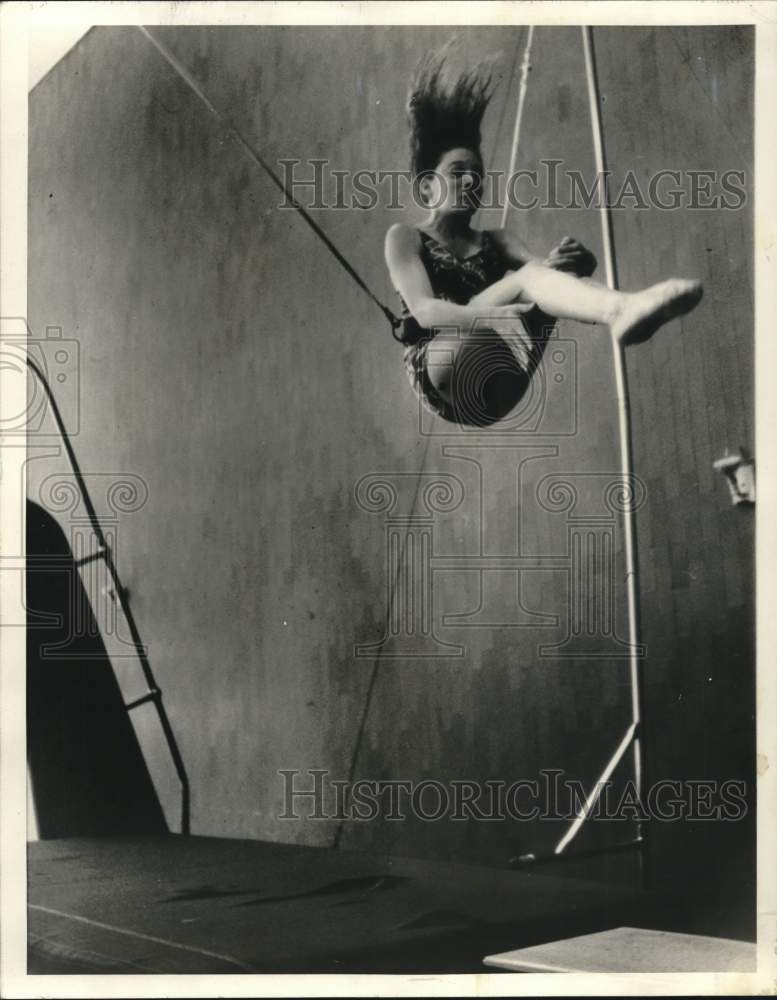 1971 Press Photo Kerry Simons learning a back 1 1/2 somersault on port-a-pit- Historic Images