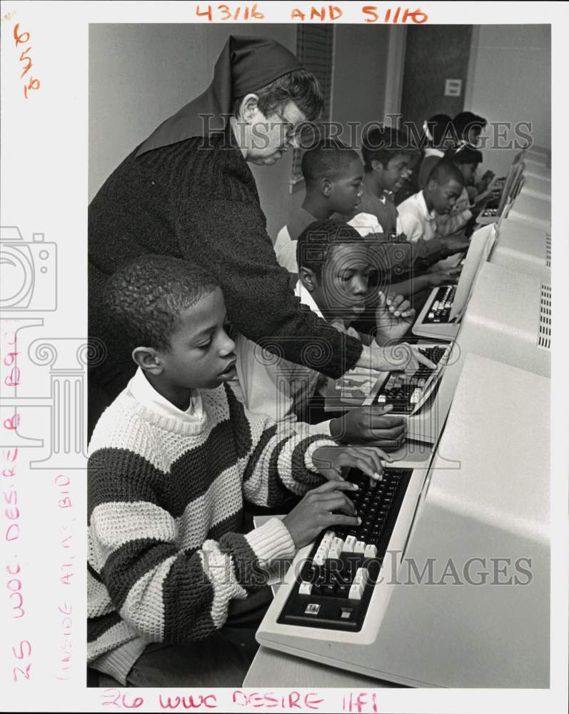 1988 Press Photo Sister Catherine Junkin with St. Philip the Apostle School Kids- Historic Images