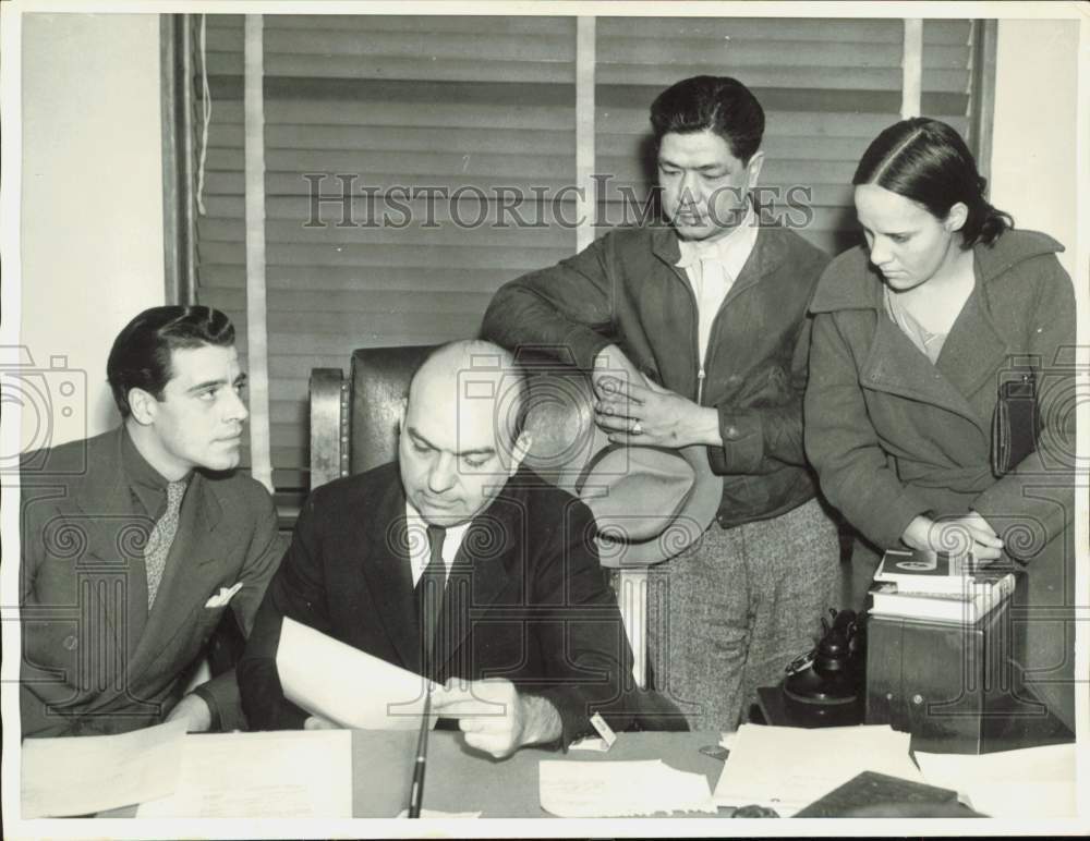 1935 Press Photo Jack La Rue discusses &quot;love plot&quot; in District Attorney&#39;s office- Historic Images