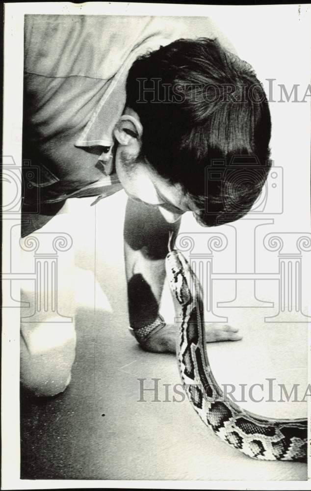 1971 Press Photo Joe Cortina with his pet python &quot;Lulu&quot; in Tampa, Florida- Historic Images