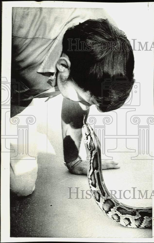 1971 Press Photo Joe Cortina with his pet python "Lulu" in Tampa, Florida- Historic Images