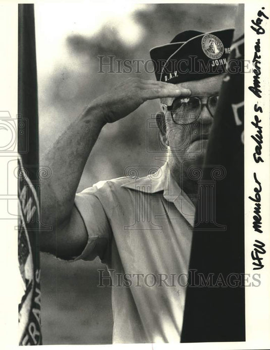 1984 Press Photo Veterans of Foreign Wars Member salutes American Flag at Event