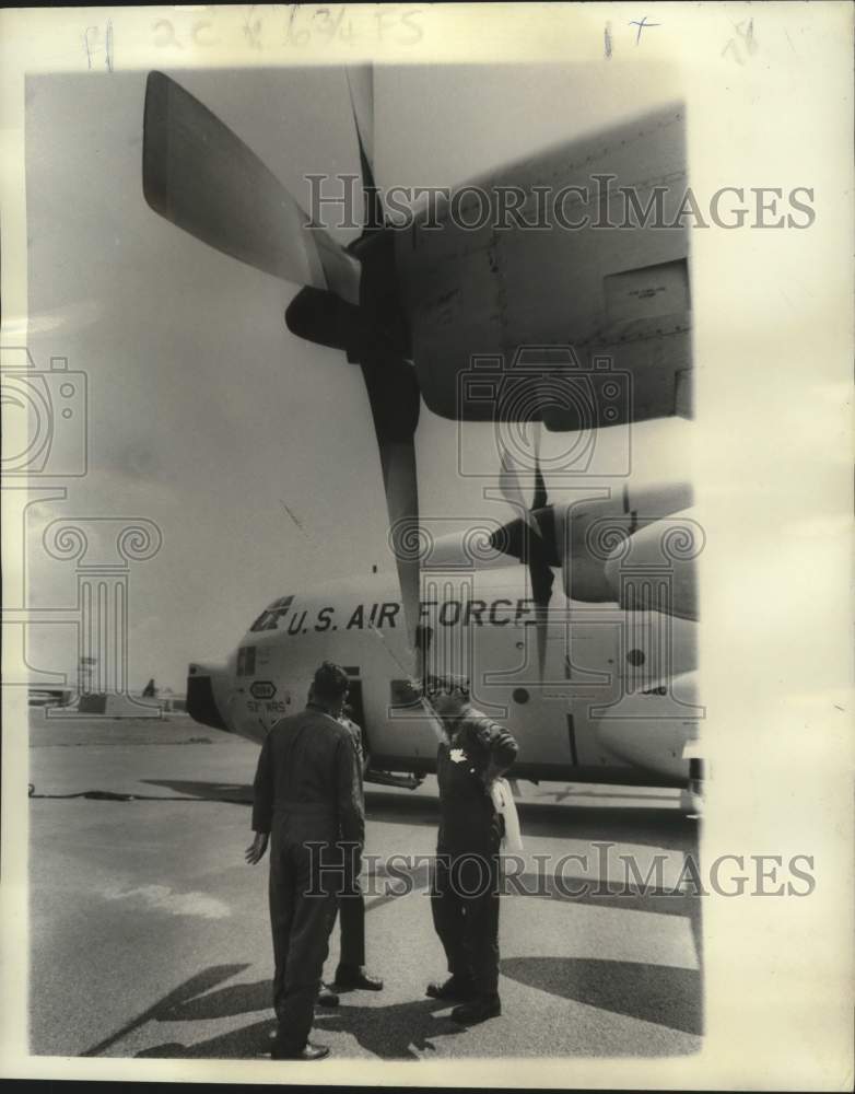 1975 Press Photo U. S. Air Force Commander Lee and Crew relax after Storm Flight