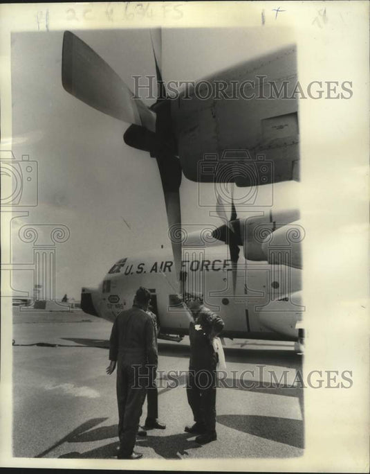 1975 Press Photo U. S. Air Force Commander Lee and Crew relax after Storm Flight