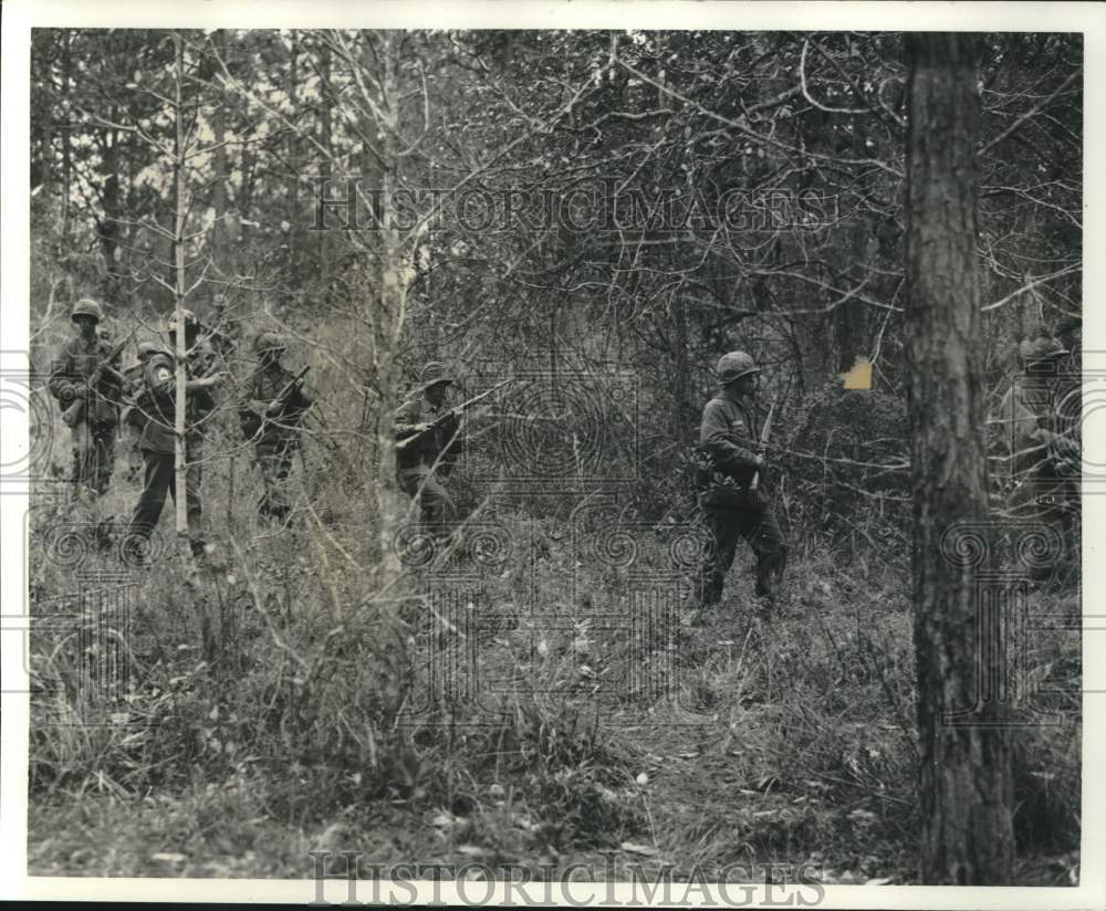 1966 Press Photo Squad of men training for Vietnam in Louisiana underbrush- Historic Images