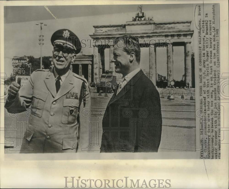 Load image into Gallery viewer, 1961 Press Photo General Bruce Clarke and Willy Brandt tour Brandenburg Gate
