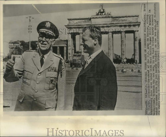 1961 Press Photo General Bruce Clarke and Willy Brandt tour Brandenburg Gate