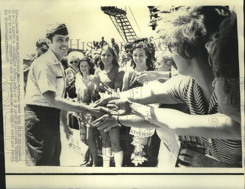 Load image into Gallery viewer, 1973 Press Photo Farewells to POW Major Kenneth W. Cordier upon Leaving for U.S.
