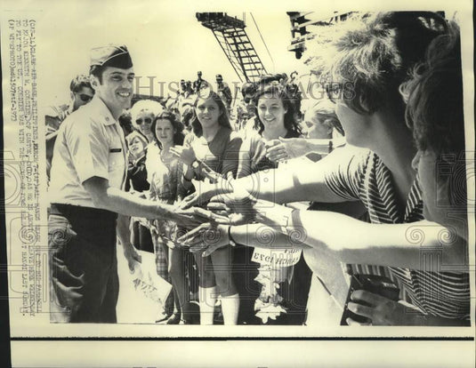1973 Press Photo Farewells to POW Major Kenneth W. Cordier upon Leaving for U.S.