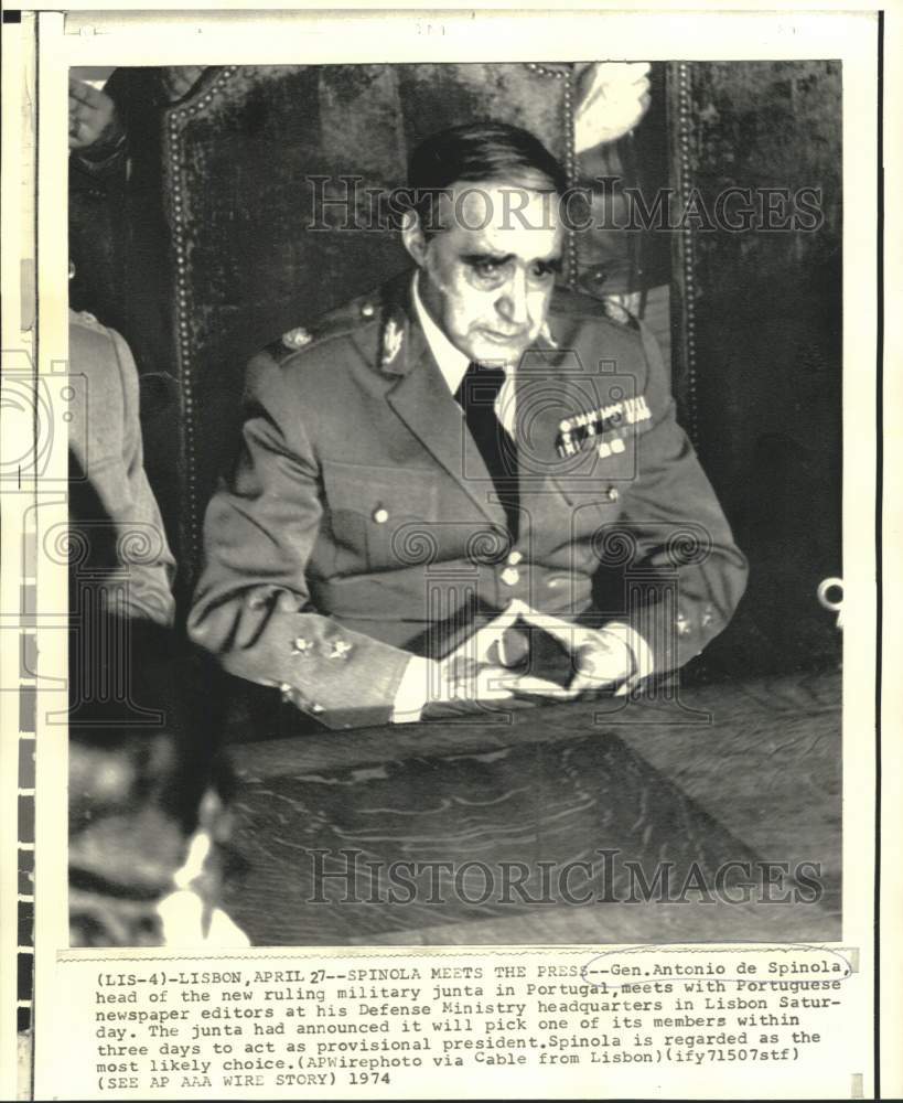 1974 Press Photo General Antonio de Spinola meets with editors in Lisbon- Historic Images