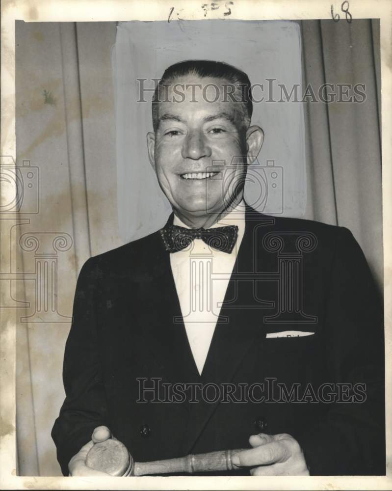 1957 Press Photo Major Stephen Dwyer of the United States Army holds gavel- Historic Images