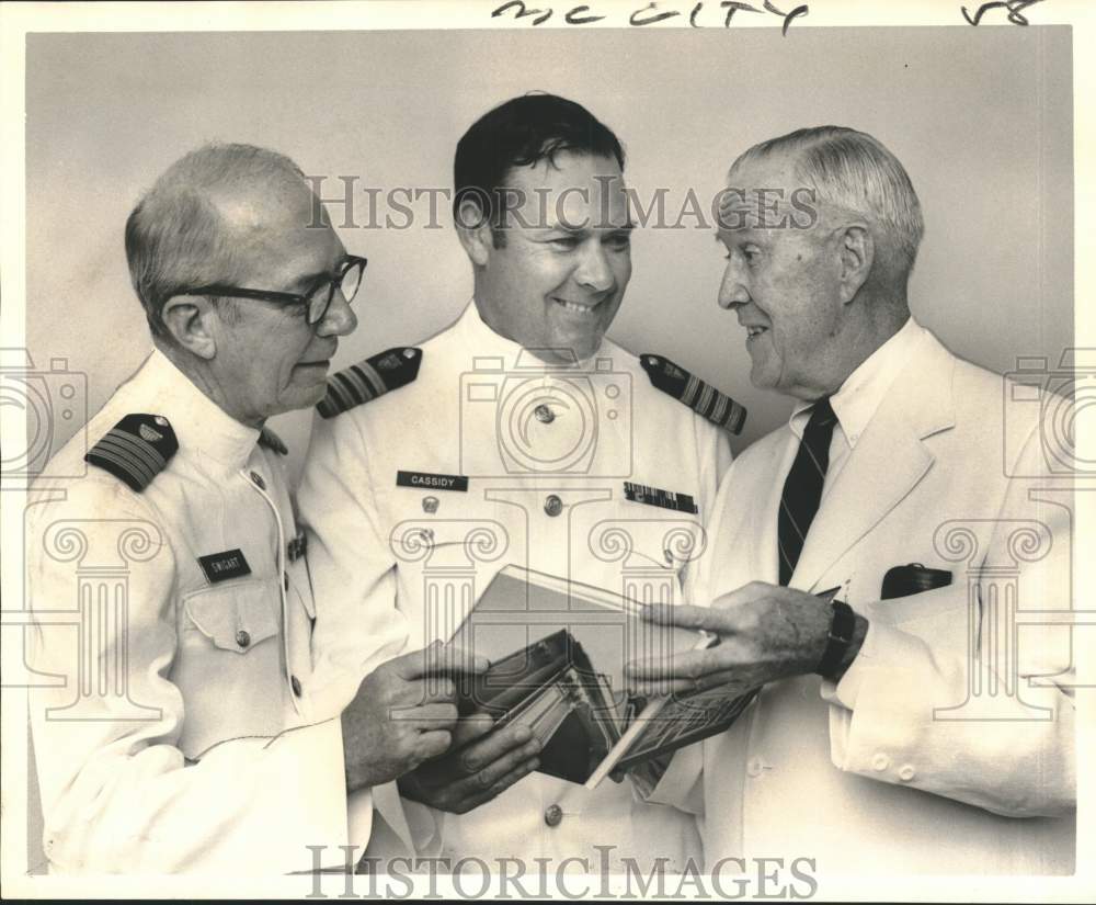 1972 Press Photo Participants in the New Orleans Board of Trade medallion event