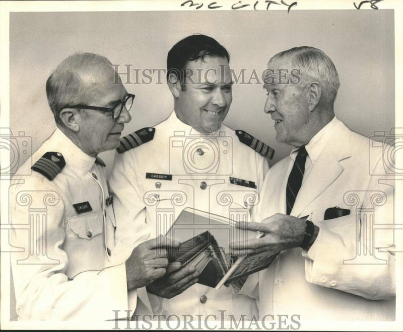Load image into Gallery viewer, 1972 Press Photo Participants in the New Orleans Board of Trade medallion event
