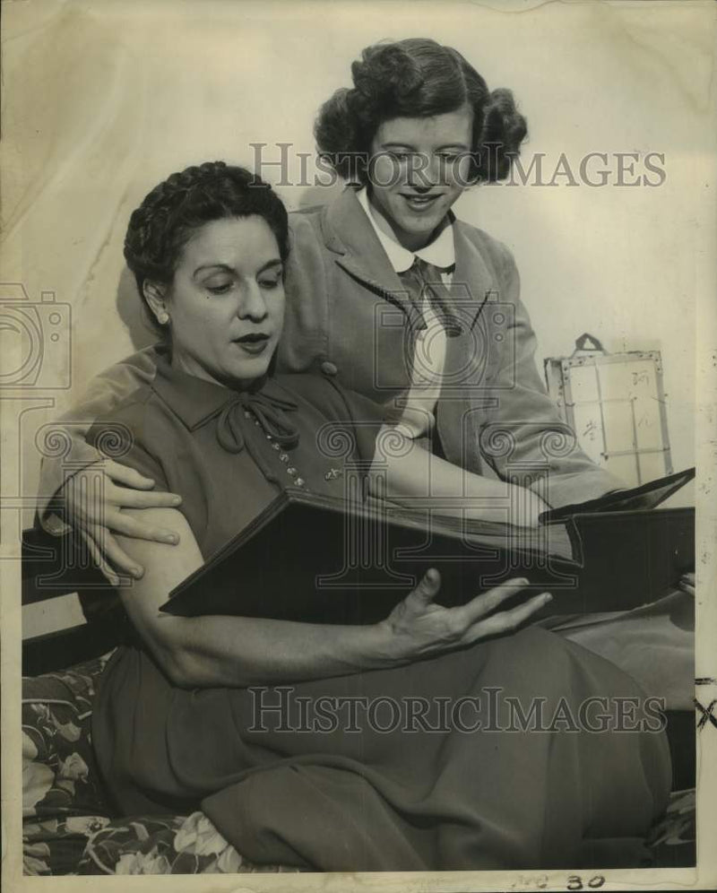 Load image into Gallery viewer, 1951 Press Photo Commander H.W. Gilmore's widow and daughter Vernon Jeanne
