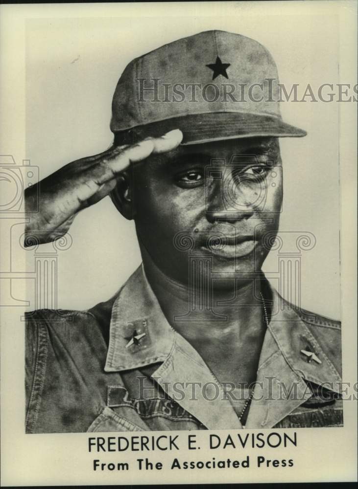 1974 Press Photo United States Army Officer Frederick E. Davison salutes- Historic Images