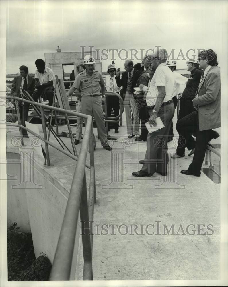 1974 Press Photo Commander E.R. Heiberg with civilian dignitaries - nom03294