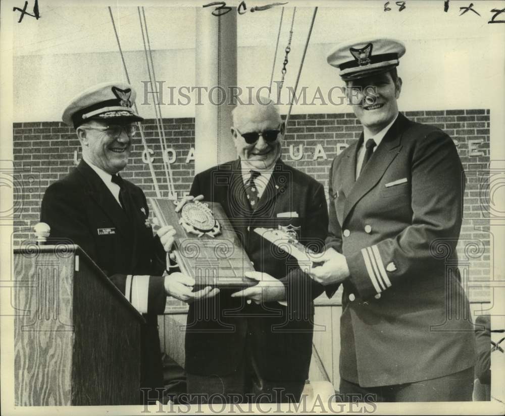 1972 Press Photo Coast Guard Reserve Commander D. Hicks with ceremony officials