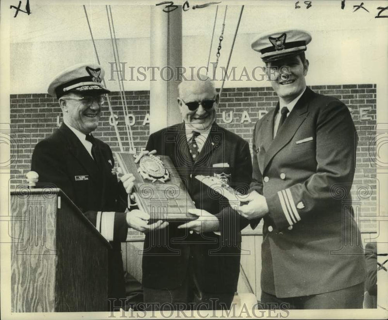 Load image into Gallery viewer, 1972 Press Photo Coast Guard Reserve Commander D. Hicks with ceremony officials
