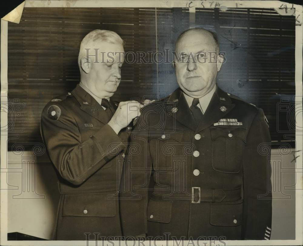 1950 Press Photo Colonel D.J. Page pins Colonel insignia to Shelton Hubbard- Historic Images