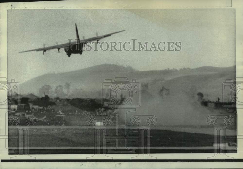 1968 Press Photo North Vietnamese Mortar Shell Just Misses U.S. Air Force Plane- Historic Images