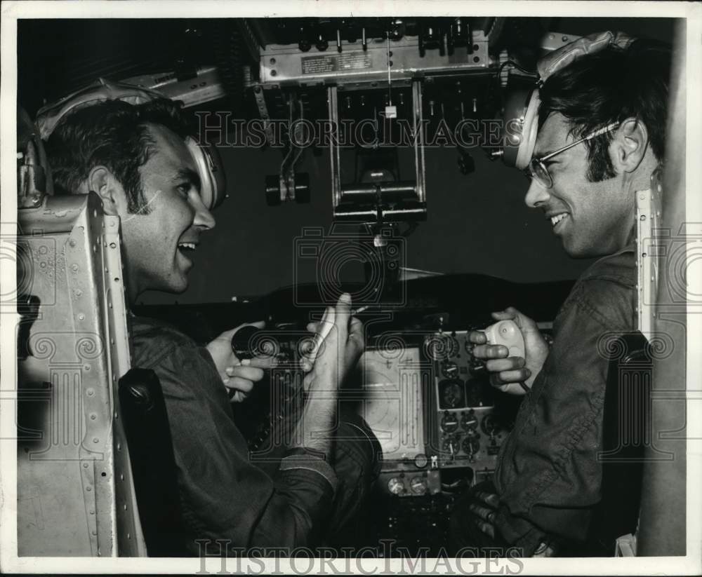 1972 Press Photo D.L. Dahl and A.E. Sevadjain chat in cockpit before takeoff- Historic Images