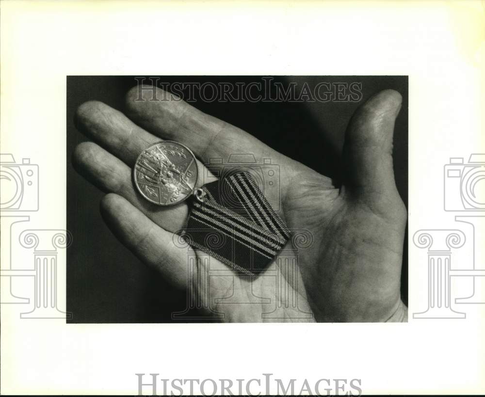 1971 Press Photo WWII medal Francis Fleischer received from the Soviet Union- Historic Images