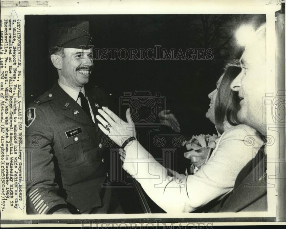 1973 Press Photo Robert White reunited with wife Judith at Valley Forge Hospital- Historic Images