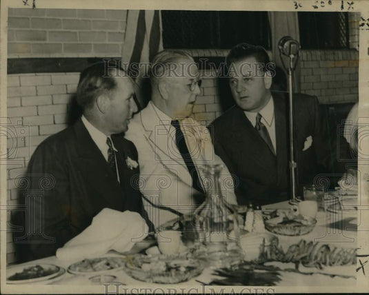 Press Photo Clarence Dowling, George Terriberry and Irwin Poche confer at dinner
