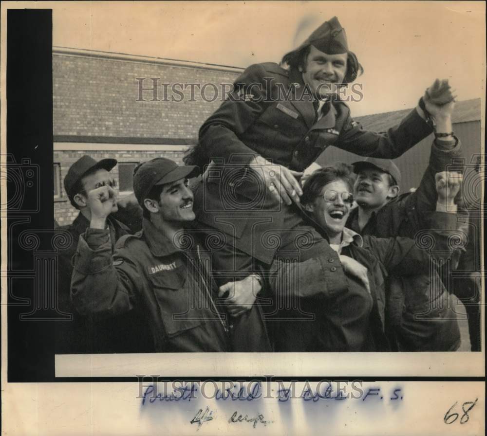 1974 Press Photo USAF Sgt. Dan Pruitt carried by supporters at his court martial- Historic Images